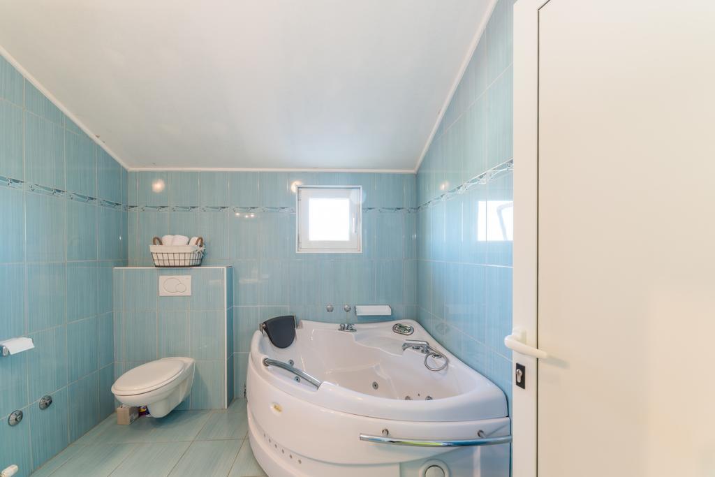 Crowonder Sun&Fun Holiday House With Large Swimming Pool, Playroom And Garden Bibinje Bagian luar foto