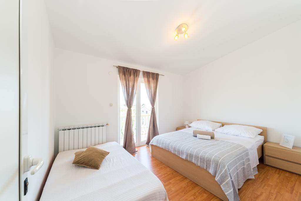 Crowonder Sun&Fun Holiday House With Large Swimming Pool, Playroom And Garden Bibinje Bagian luar foto