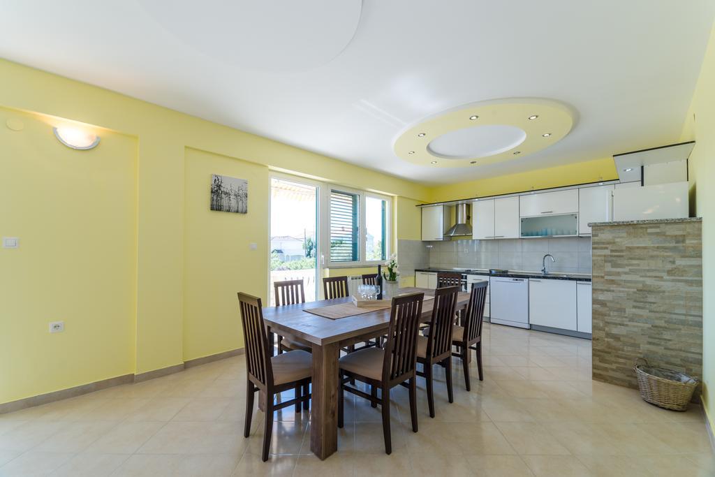 Crowonder Sun&Fun Holiday House With Large Swimming Pool, Playroom And Garden Bibinje Bagian luar foto