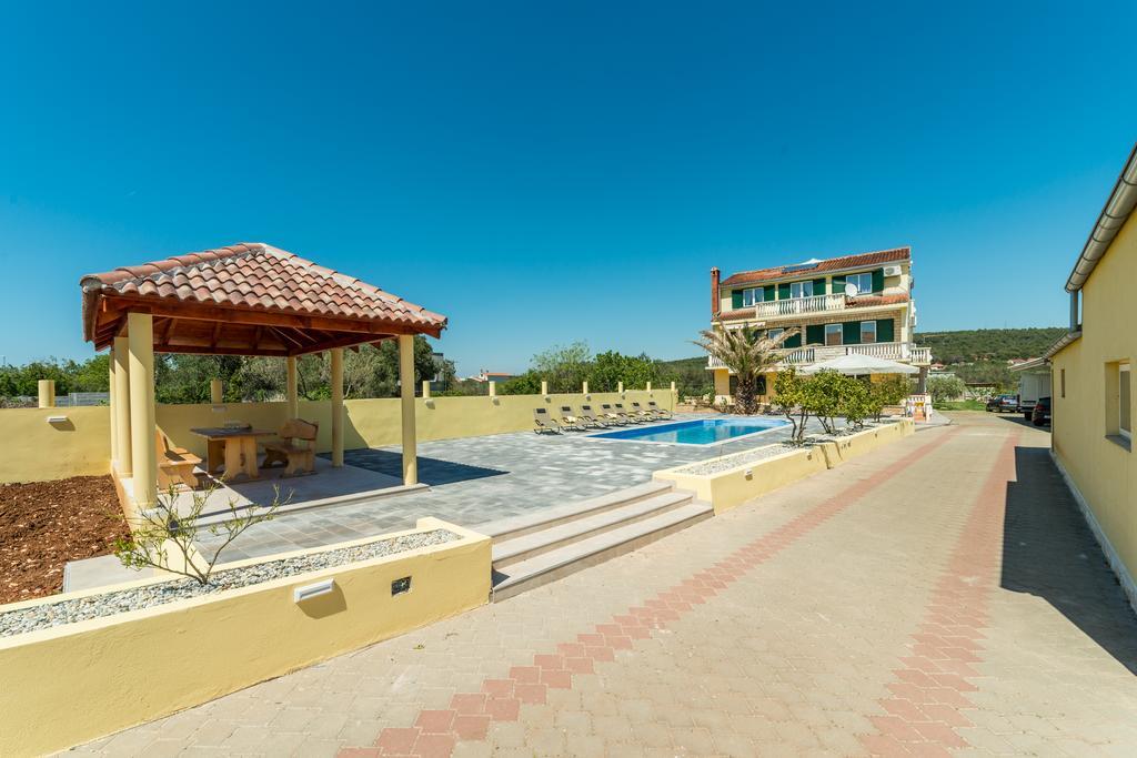 Crowonder Sun&Fun Holiday House With Large Swimming Pool, Playroom And Garden Bibinje Bagian luar foto